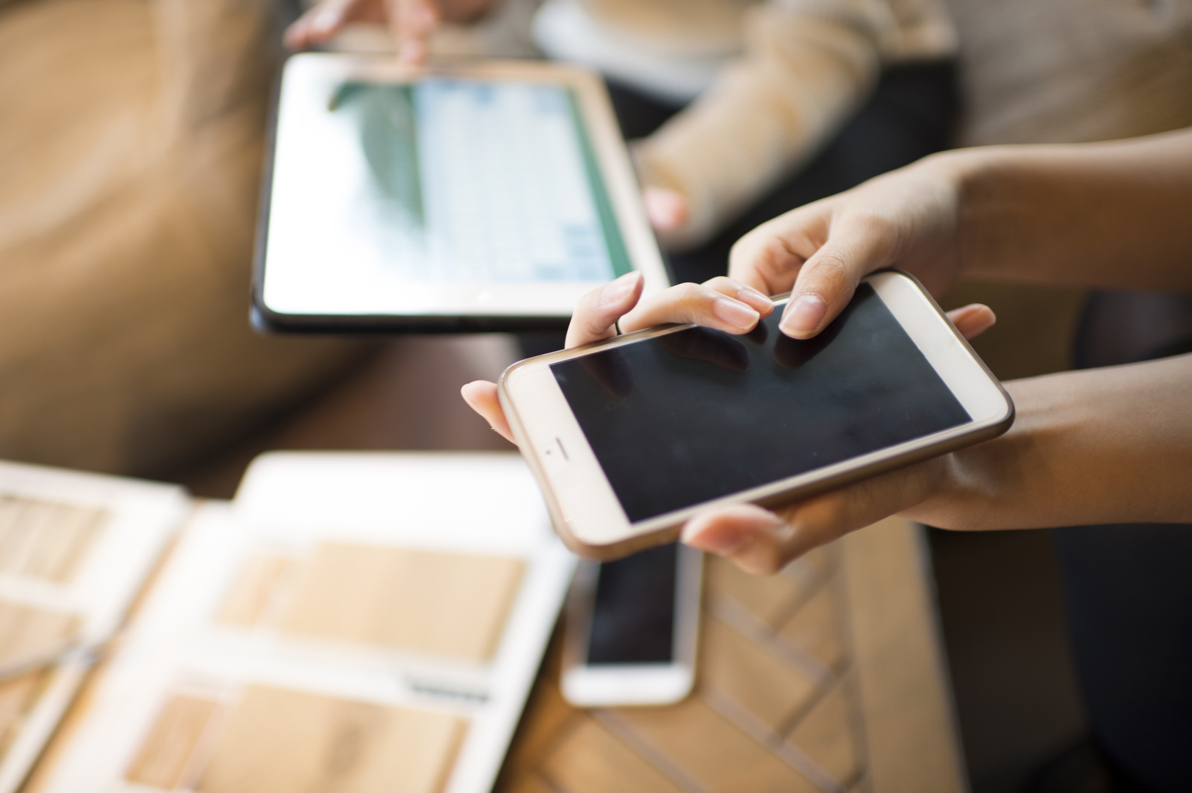 The hands of women who have a smartphone